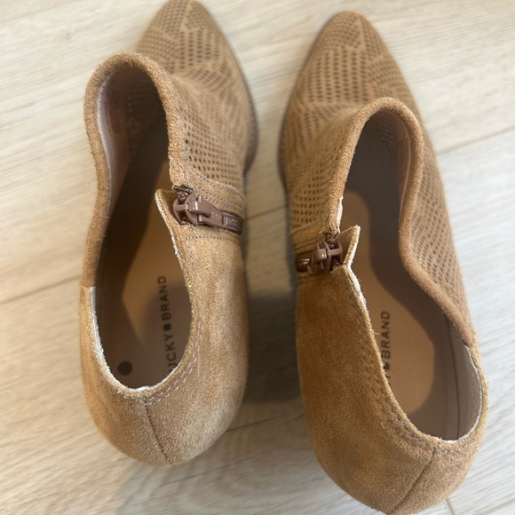 Women’s Lucky Brand Zeshia Tan Bootie Beige Shoe Boot Heel Size 9.5 M - Picture 7 of 9